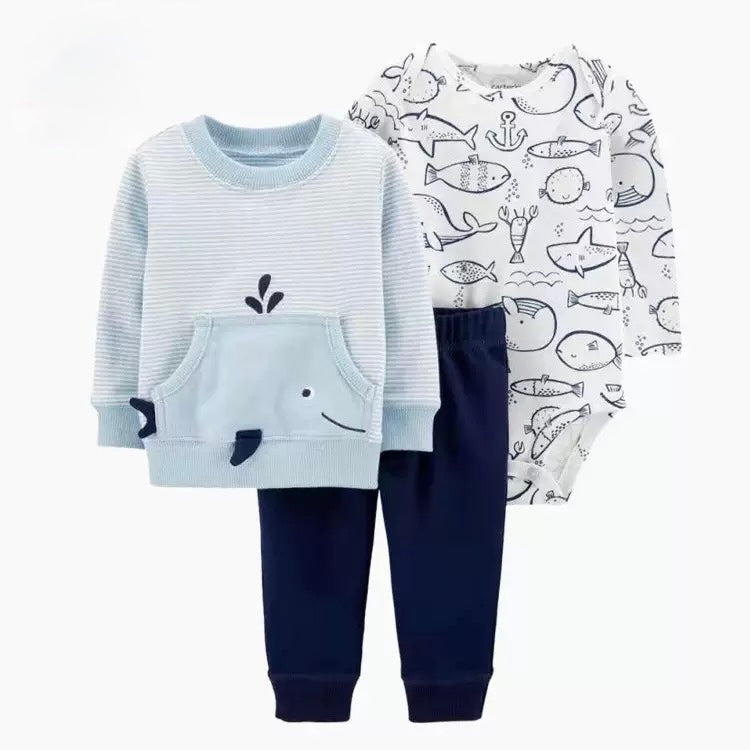 Body blanco con estampas de peces y abrigo celeste a rayas con pantalón azul marino