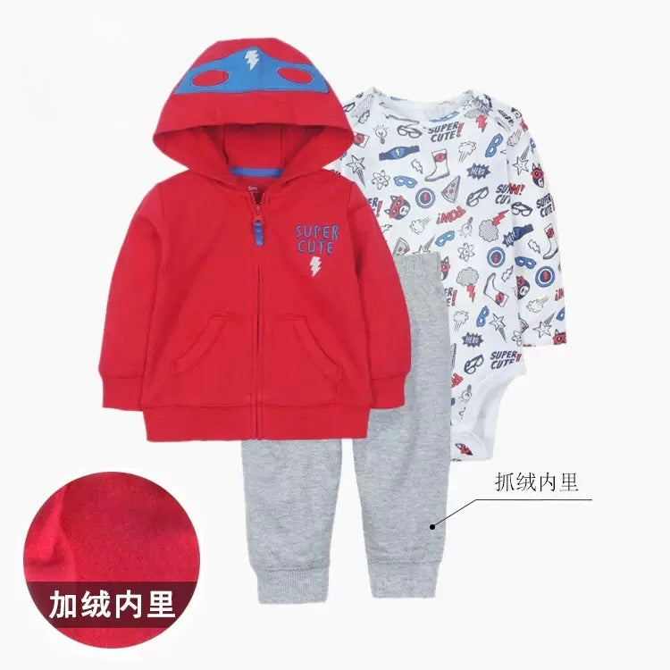 Body blanco con estampas, campera con capucha rojo y pantalón gris