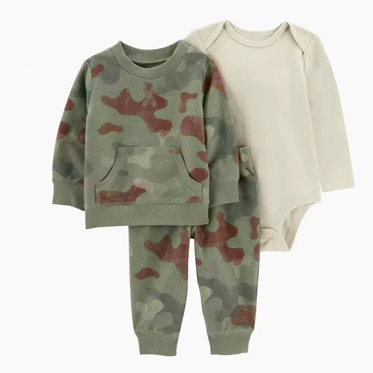 Body crema con abrigo y pantalón camuflado