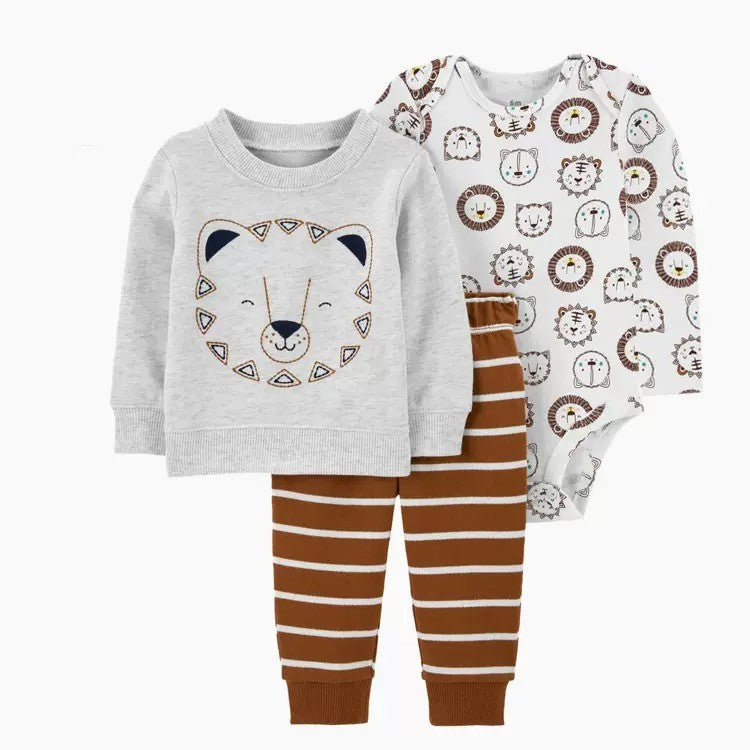 Body blanco con estampas de safari, abrigo gris y pantalón marrón