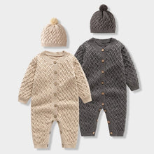 Carregar imagem no visualizador da galeria, Body enterizo de hilo con botones y gorra con pompom
