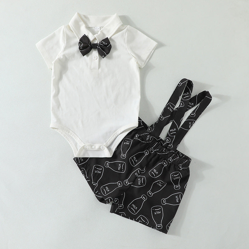Body blanco con moño, short negro con tirante y estampa de leche