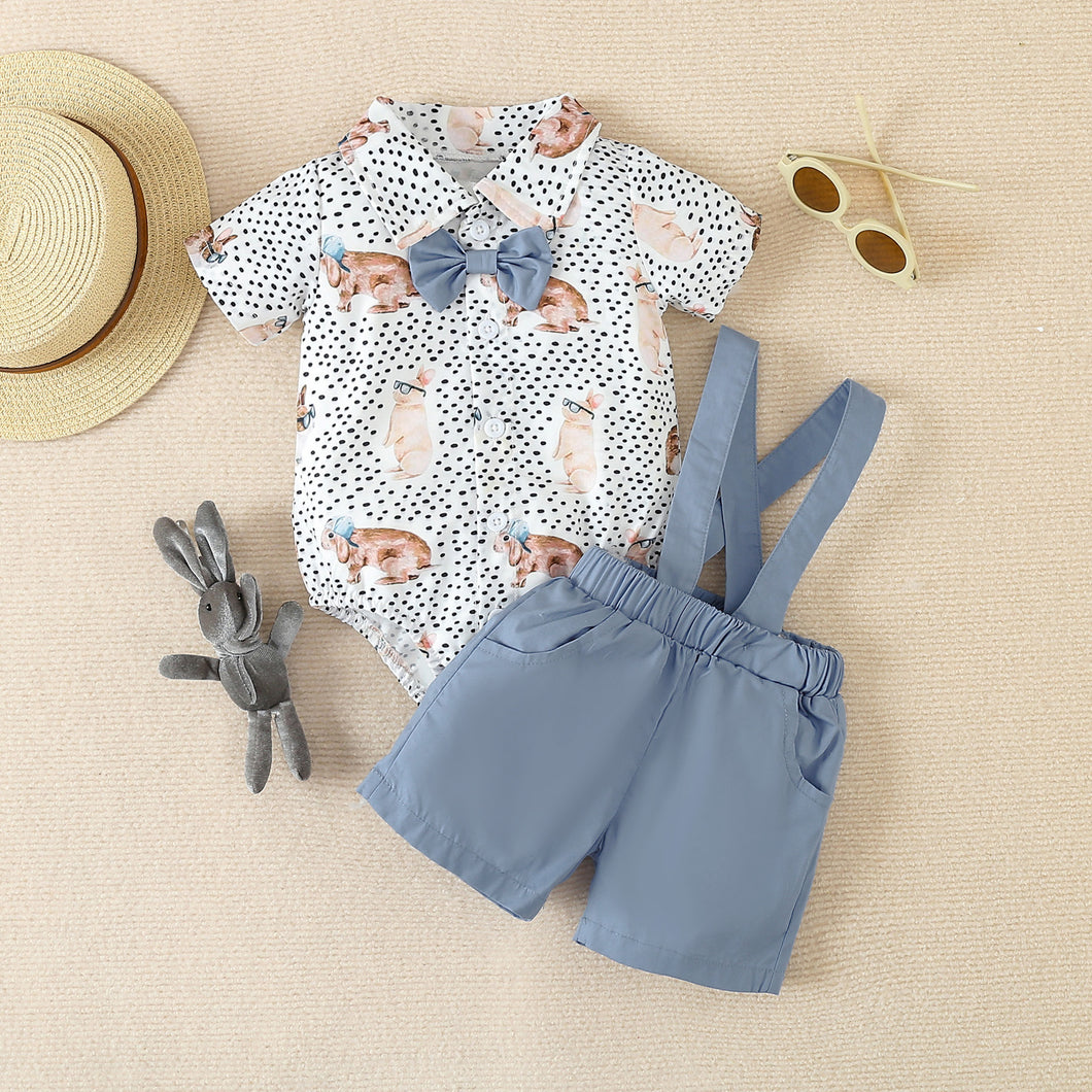 Body blanco con estampas de conejos, short con tirante y moño gris