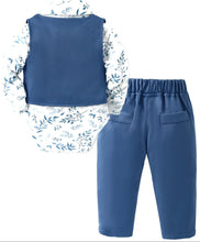 Carregar imagem no visualizador da galeria, Body camisa blanca con estampas de hojas, moño con chaleco y pantalón azul
