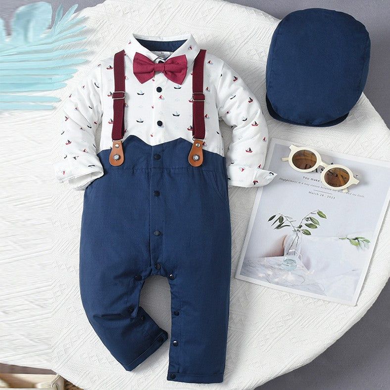 Body enterizo blanco con estampas, tirante, moño bordo y boina azul marino