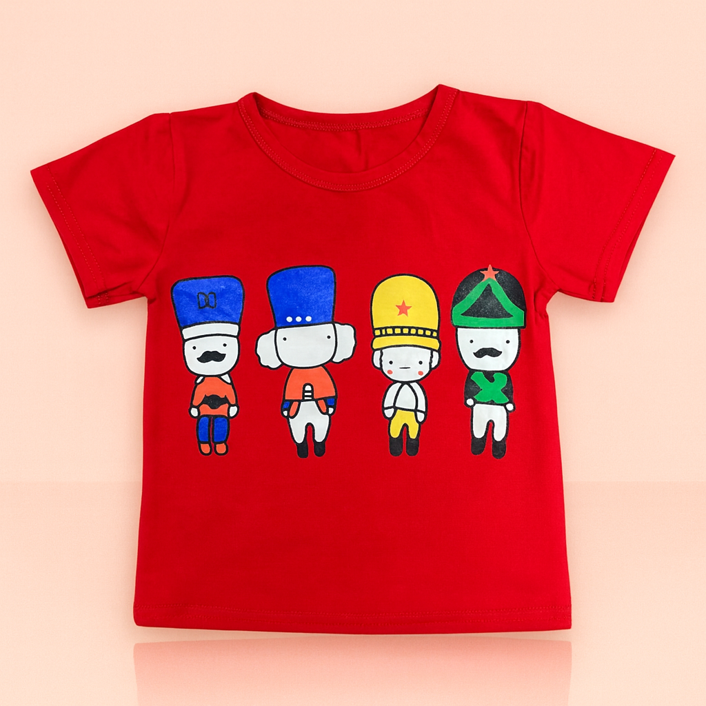 Remera roja con estampas de soldados