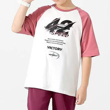 Cargar imagen en el visor de la galería, Remera liso dos colores con detalles en números y letras
