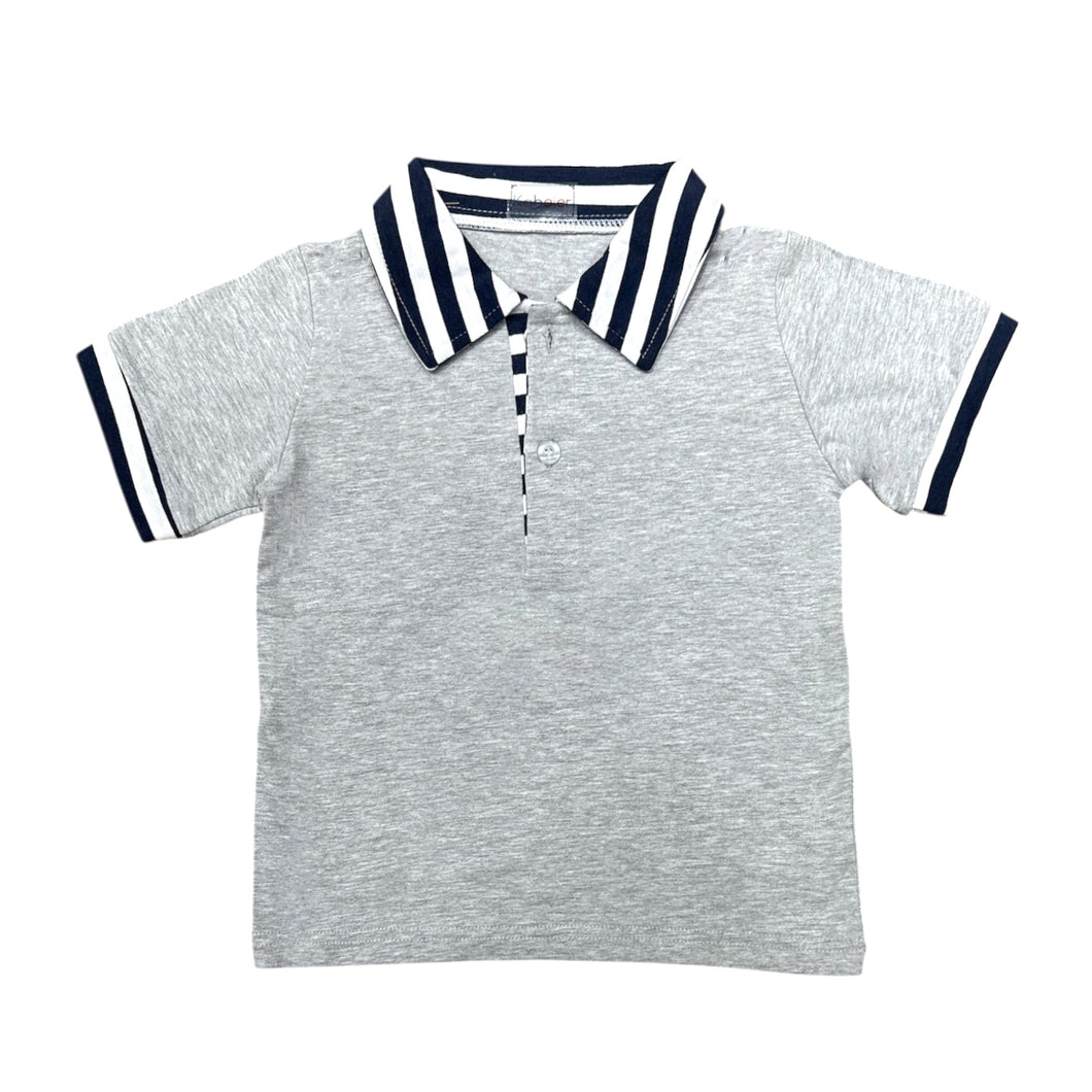 Remera gris con cuello azul marino y blanco