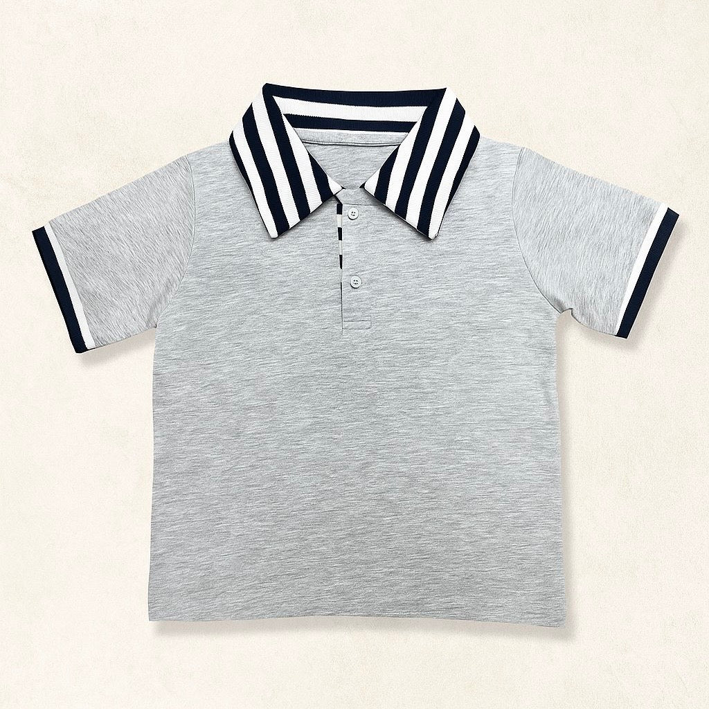 Remera gris con cuello azul marino y blanco