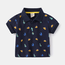 Cargar imagen en el visor de la galería, Remera con estampas de dino estilo polo
