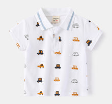 Cargar imagen en el visor de la galería, Remera con rayas en el cuello y estampas de autos estilo polo
