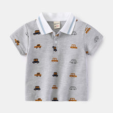 Cargar imagen en el visor de la galería, Remera con rayas en el cuello y estampas de autos estilo polo
