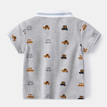 Cargar imagen en el visor de la galería, Remera con rayas en el cuello y estampas de autos estilo polo
