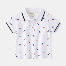 Cargar imagen en el visor de la galería, Remera con estampas de nave y planetas estilo polo
