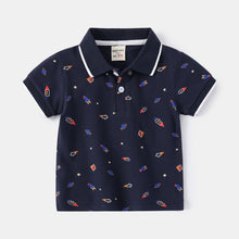 Cargar imagen en el visor de la galería, Remera con estampas de nave y planetas estilo polo
