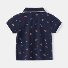 Cargar imagen en el visor de la galería, Remera con estampas de nave y planetas estilo polo

