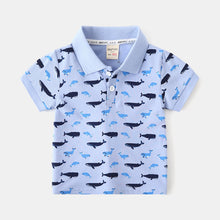 Cargar imagen en el visor de la galería, Remera celeste con estampas de ballenas estilo polo
