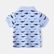 Cargar imagen en el visor de la galería, Remera celeste con estampas de ballenas estilo polo
