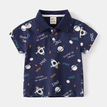 Cargar imagen en el visor de la galería, Remera azul marino con estampas de naves estilo polo
