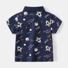Cargar imagen en el visor de la galería, Remera azul marino con estampas de naves estilo polo
