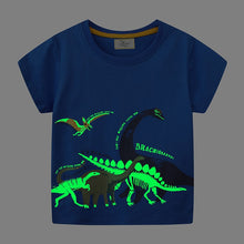 Carregar imagem no visualizador da galeria, Remera azul con estampas de dino fosforescente
