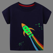 Carregar imagem no visualizador da galeria, Remera azul marino con estampa de Nave fosforescente
