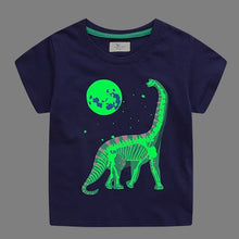 Carregar imagem no visualizador da galeria, Remera zul marino con estampa de dino fosforescente
