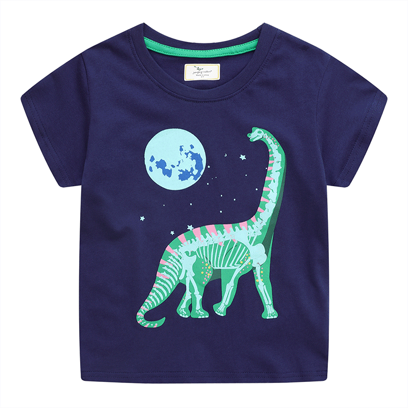 Remera zul marino con estampa de dino fosforescente
