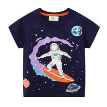 Carregar imagem no visualizador da galeria, Remera con estampa de astronauta fosforescente
