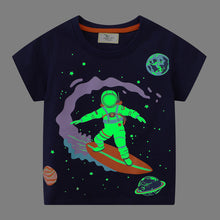 Carregar imagem no visualizador da galeria, Remera con estampa de astronauta fosforescente
