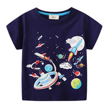 Carregar imagem no visualizador da galeria, Remera azul marino con estampas de naves fosforescente
