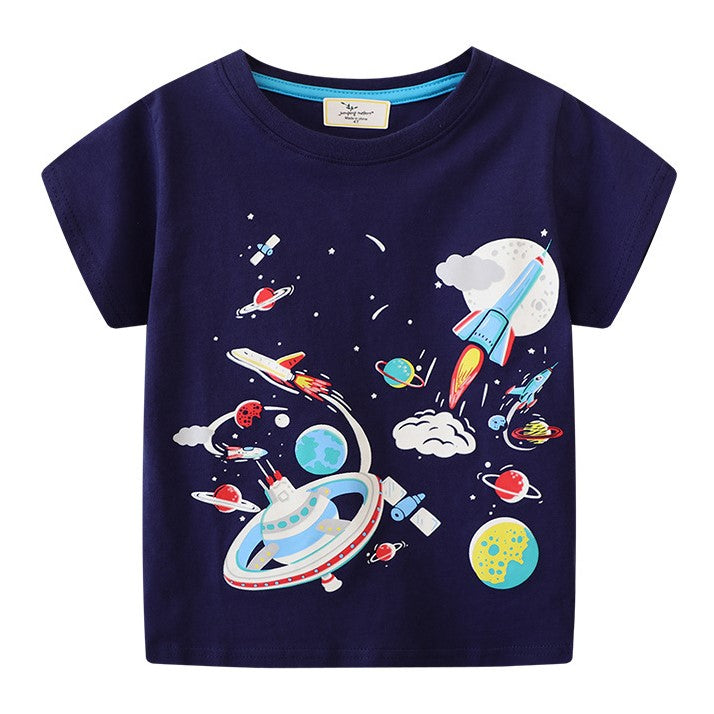 Remera azul marino con estampas de naves fosforescente