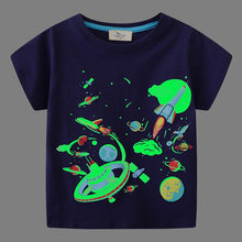 Carregar imagem no visualizador da galeria, Remera azul marino con estampas de naves fosforescente
