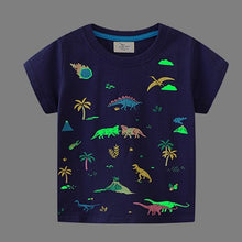 Carregar imagem no visualizador da galeria, Remera azul marino con estampas de dino fosforescente
