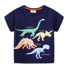 Carregar imagem no visualizador da galeria, Remera azul marino con estampas de dino fosforescente
