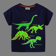 Carregar imagem no visualizador da galeria, Remera azul marino con estampas de dino fosforescente
