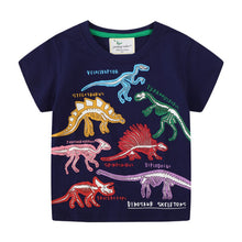 Carregar imagem no visualizador da galeria, Remera azul marino con estampas de dino fosforescente
