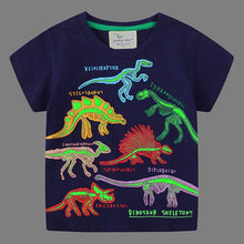 Carregar imagem no visualizador da galeria, Remera azul marino con estampas de dino fosforescente
