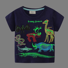 Carregar imagem no visualizador da galeria, Remera azul marino con estampas de dino fosforescente
