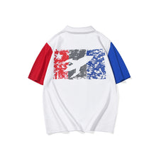 Carregar imagem no visualizador da galeria, Remera liso con cuello y estampas en la espalda
