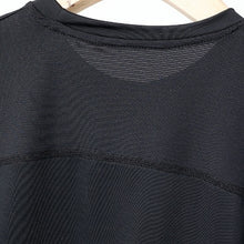 Cargar imagen en el visor de la galería, Remera liso con detalles en letras
