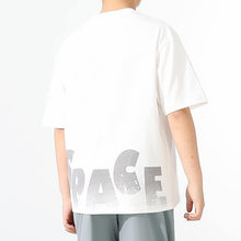 Cargar imagen en el visor de la galería, Remera liso con letras en la espalda
