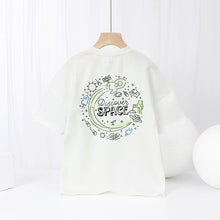 Cargar imagen en el visor de la galería, Remera liso con letras en frente y en la espalda
