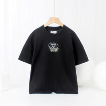 Cargar imagen en el visor de la galería, Remera liso con letras en frente y en la espalda
