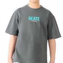 Cargar imagen en el visor de la galería, Remera liso con letras grande en la espalda
