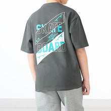 Cargar imagen en el visor de la galería, Remera liso con letras grande en la espalda
