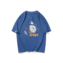 Carregar imagem no visualizador da galeria, Remera liso con estampas de luna y astronauta
