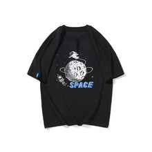 Carregar imagem no visualizador da galeria, Remera liso con estampas de luna y astronauta
