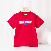 Cargar imagen en el visor de la galería, Remera liso con estampas de letras en frente y en la espalda
