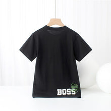 Carregar imagem no visualizador da galeria, Remera liso con estampas de letras en frente y en la espalda
